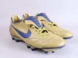 chaussures de football Nike jaunes et bleues sur fond blanc
