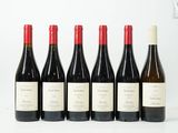 six bouteilles de vin sont alignées dans une rangée