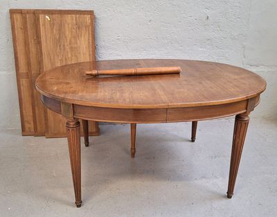 Table ovale en acajou et placage reposant sur des pieds fuse… - Photo 1