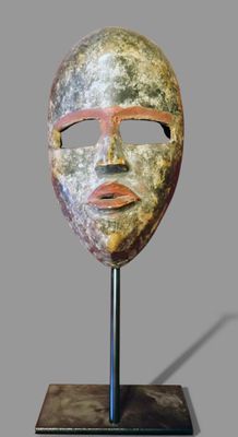 Afrique : masque Dan (Côte d'Ivoire) en bois et pigments, so…
