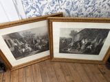 deux photos encadrées représentant un couple assis sur un plancher en bois