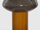 une lampe de table marron en forme de champignon sur fond blanc