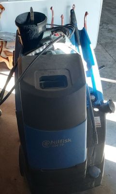 une photo d'un aspirateur posé par terre