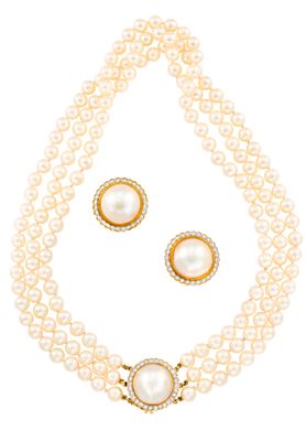 un ensemble composé d'un collier et de boucles d'oreilles en perles