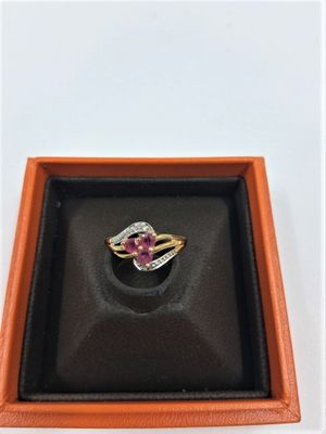 une photo d'une bague dans un écrin, sertie d'un diamant