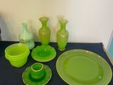 une table sur laquelle sont posés tout un tas d'assiettes et de bols verts