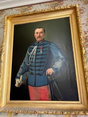 portrait d'un homme en uniforme militaire dans un cadre doré