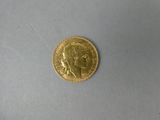 une pièce d'or avec l'image d'une femme dessus