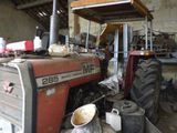 un tracteur garé dans un garage
