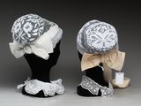 Deux chapeaux ornés de nœuds et de lacets sont posés sur une tête de mannequin