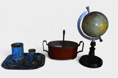 trois types d'objets différents posés sur une surface blanche
