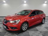une voiture rouge garée dans une pièce au sol en damier
