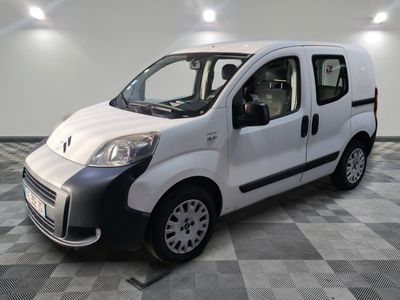 la photo d'une petite camionnette blanche garée dans une pièce