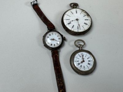 trois types de montres sont présentés sur une surface blanche
