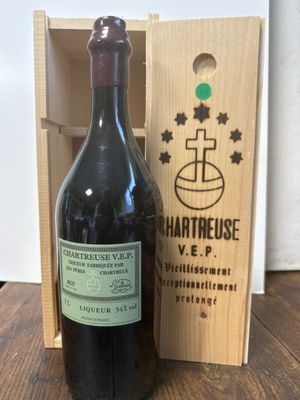 une bouteille de vin posée à côté d'une caisse en bois