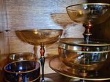 trois bols et deux verres posés sur une étagère