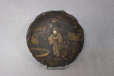 une plaque métallique sur laquelle figure l'image d'un homme dans une cage
