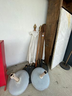 deux parapluies et deux porte-parapluies dans un coin du garage