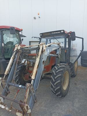 deux tracteurs garés l'un à côté de l'autre sur un parking