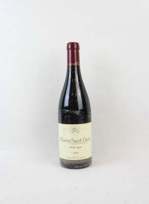 une bouteille de vin posée sur une table