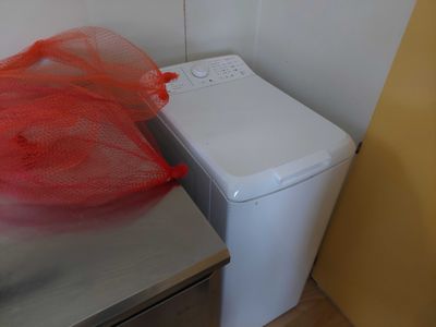 une image représentant une machine à laver sur laquelle est posé un filet
