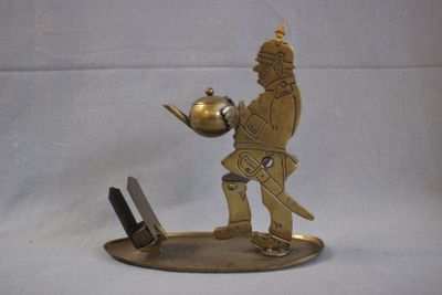 une statue représentant un homme tenant un pot et un ordinateur portable