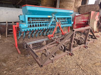 une machine bleue qui est posée dans la terre