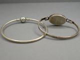 paire de bracelets en argent avec une perle en argent et une perle en argent