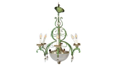 un lustre vert et blanc à trois lumières suspendu au plafond