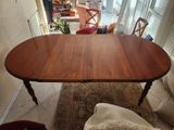 une table en bois dont le plateau a la forme d'une feuille, placée au milieu du salon