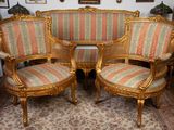 trois chaises et un canapé dans une pièce avec un tapis