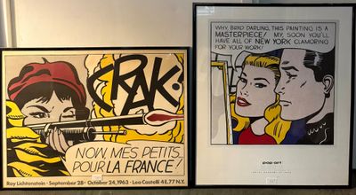 deux œuvres d'art encadrées inspirées de bandes dessinées, exposées dans un musée