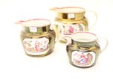 trois pots de confiture posés sur une surface blanche