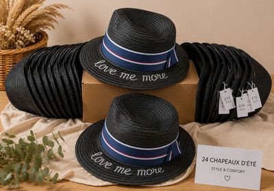 trois chapeaux sont empilés les uns sur les autres sur une table