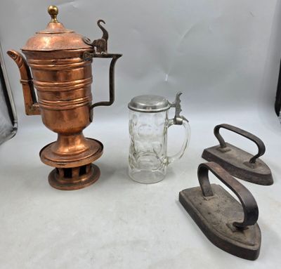 trois types différents d'objets anciens posés sur la table