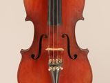gros plan d'un violon avec un archet sur fond blanc