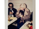 deux photos d'un homme et d'une femme assis à une table avec un chien