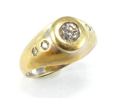 gros plan d'une bague en or avec un diamant au centre