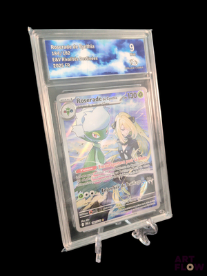 une photo d'une carte Pokémon exposée dans une vitrine