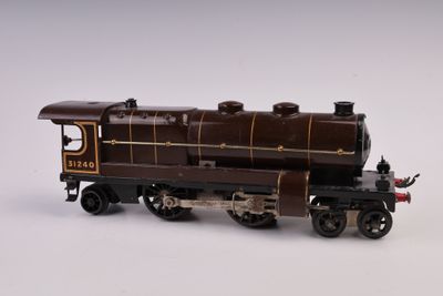 un petit train sur une surface blanche avec un fond blanc