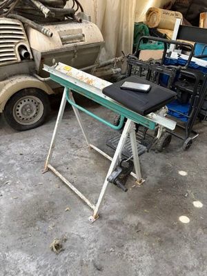 une photo d'un établi dans un garage, avec un camion en arrière-plan