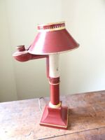 LAMPE A QUINQUET en tôle laquée beige et rouge, l'abat-jour …