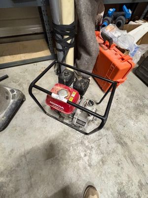 un panier de vélo posé par terre à côté d'une paire de chaussures