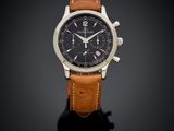 une montre noire et marron posée sur une surface noire