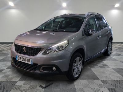 la voiture argentée est garée dans le garage sur le sol en damier