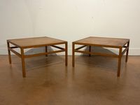 SCANDINAVIE. Paire de tables de salon en bois naturel.