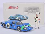 La boîte est ouverte et laisse apparaître une maquette de voiture de course bleue et un homme en costume blanc.