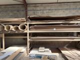 une pièce remplie d'une grande variété de bois