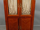une armoire en bois à deux portes avec un plateau en marbre