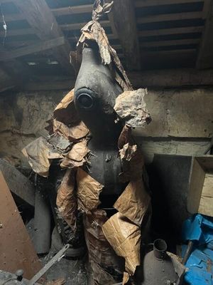 une photo d'une borne d'incendie qui se trouve dans une pièce